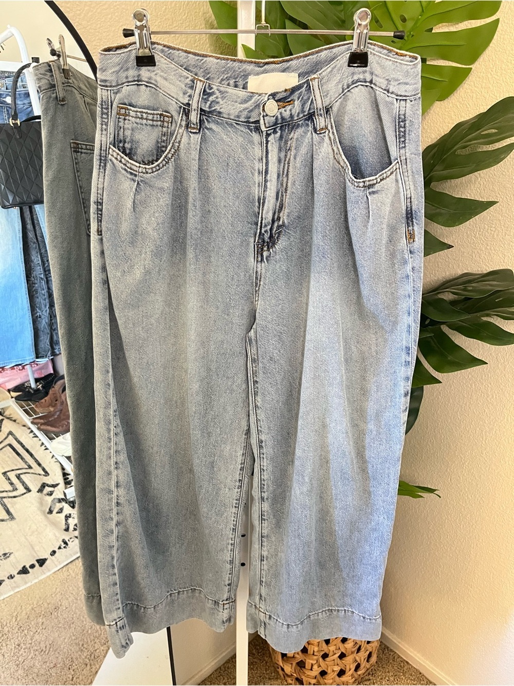 Habitual Pleated Wide Leg Crop Jeans Size 6 28 Light Wash Denim
